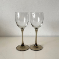 2 Wijnglazen met bruine voet